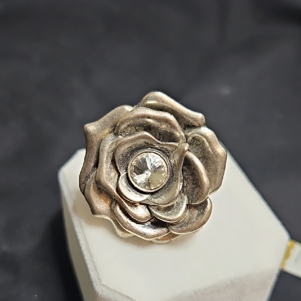 Vintage Stretchable  Silver Floral Ring By An Unknown Source